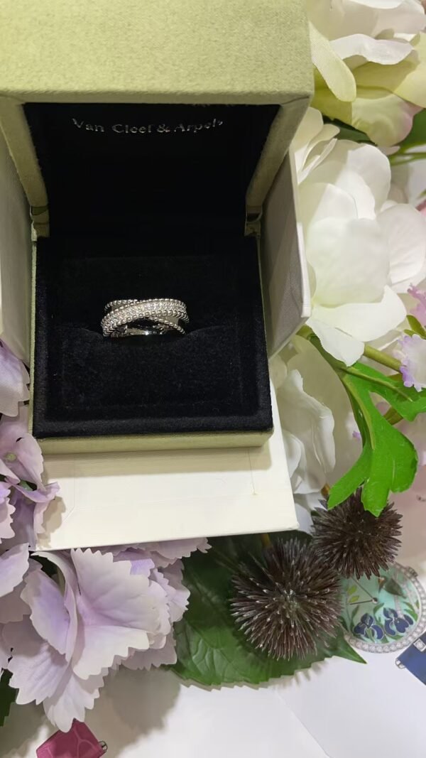 Van Cleef & Arpels ring