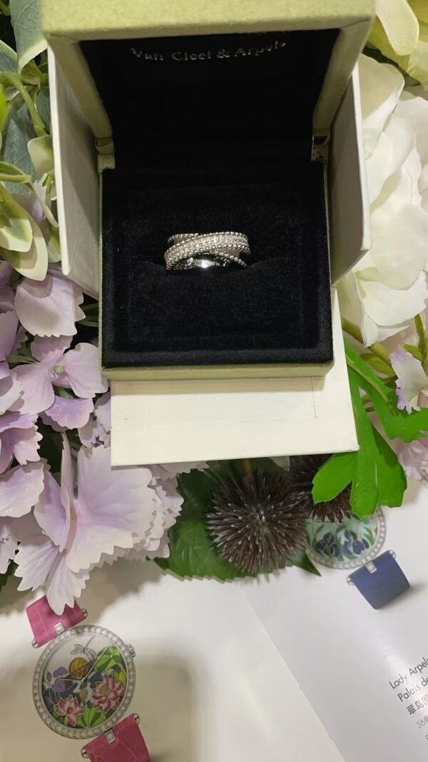 Van Cleef & Arpels ring
