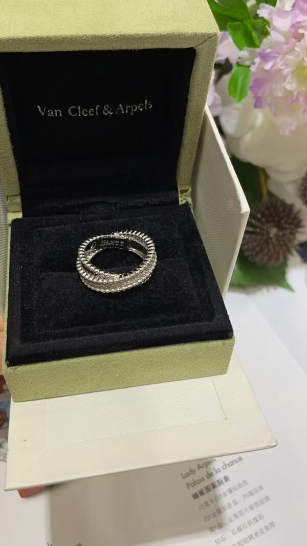 Van Cleef & Arpels ring