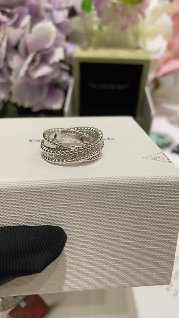 Van Cleef & Arpels ring