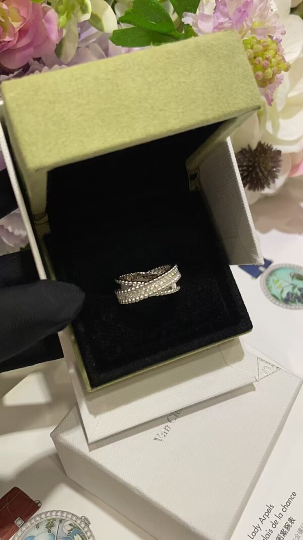 Van Cleef & Arpels ring