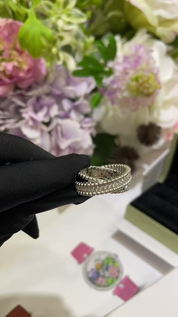Van Cleef & Arpels ring