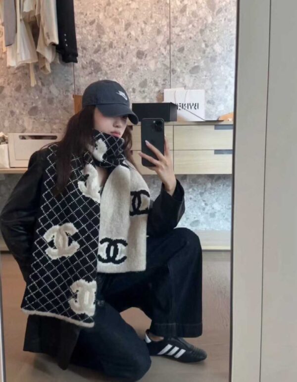 CHANEL Scarf