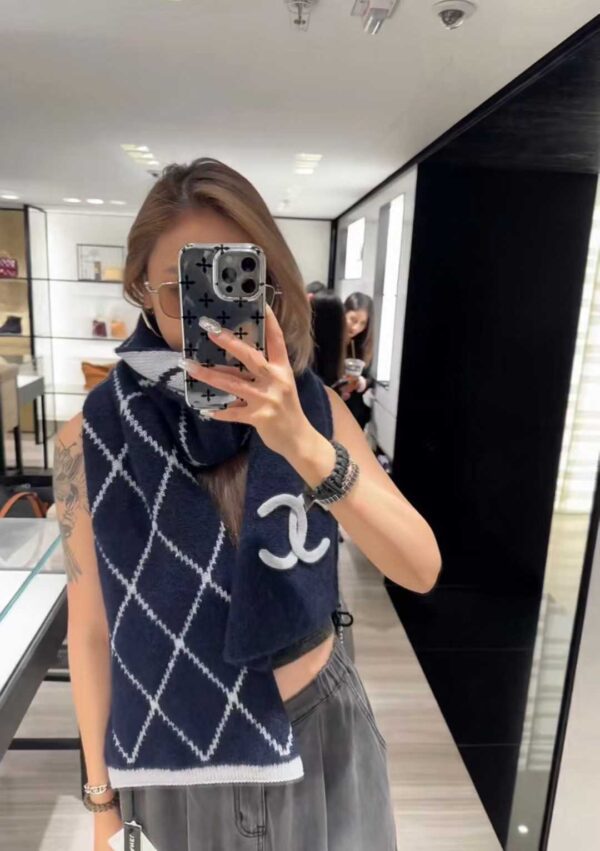 CHANEL Scarf