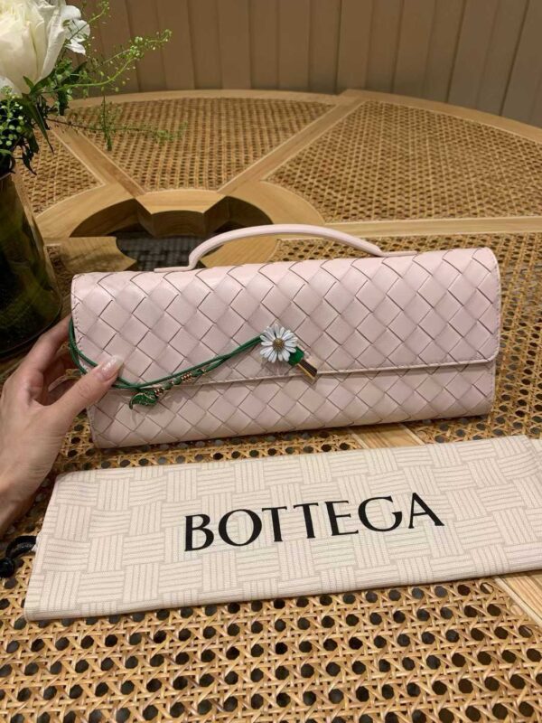BOTTEGA VENETA Andiamo Clutch