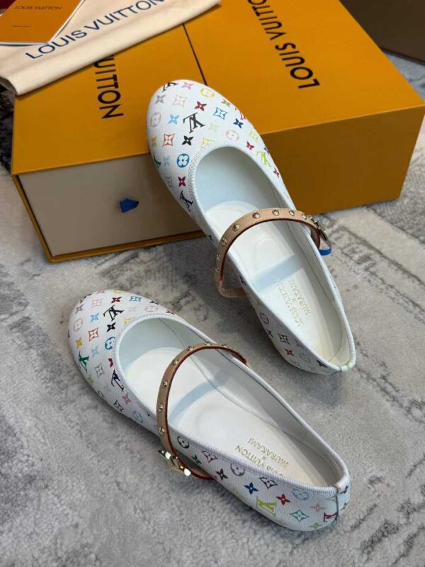 LOUIS VUITTON Flat shoes