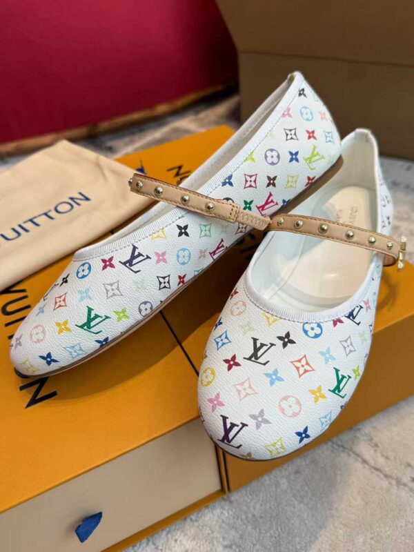 LOUIS VUITTON Flat shoes