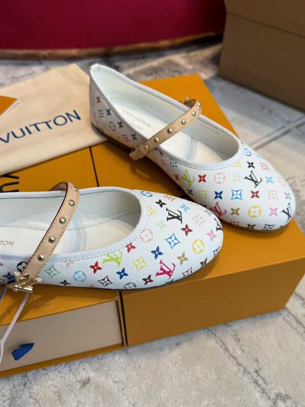 LOUIS VUITTON Flat shoes