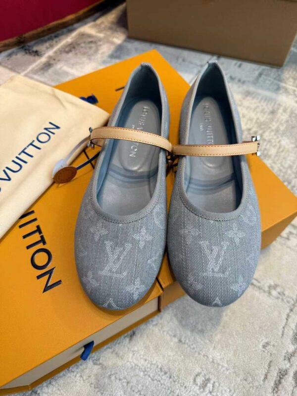 LOUIS VUITTON Flat shoes