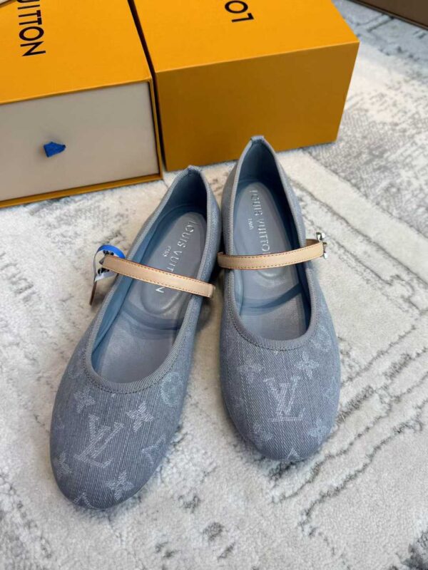 LOUIS VUITTON Flat shoes