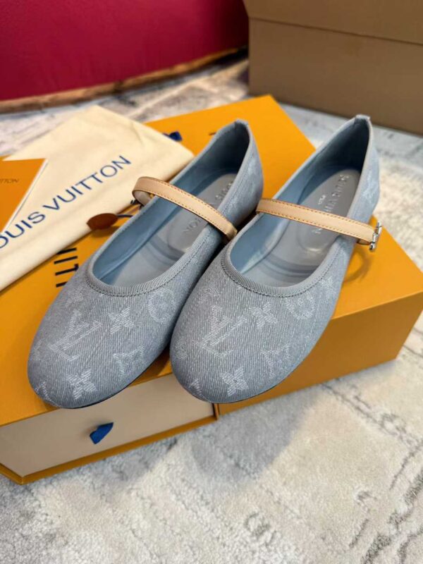 LOUIS VUITTON Flat shoes