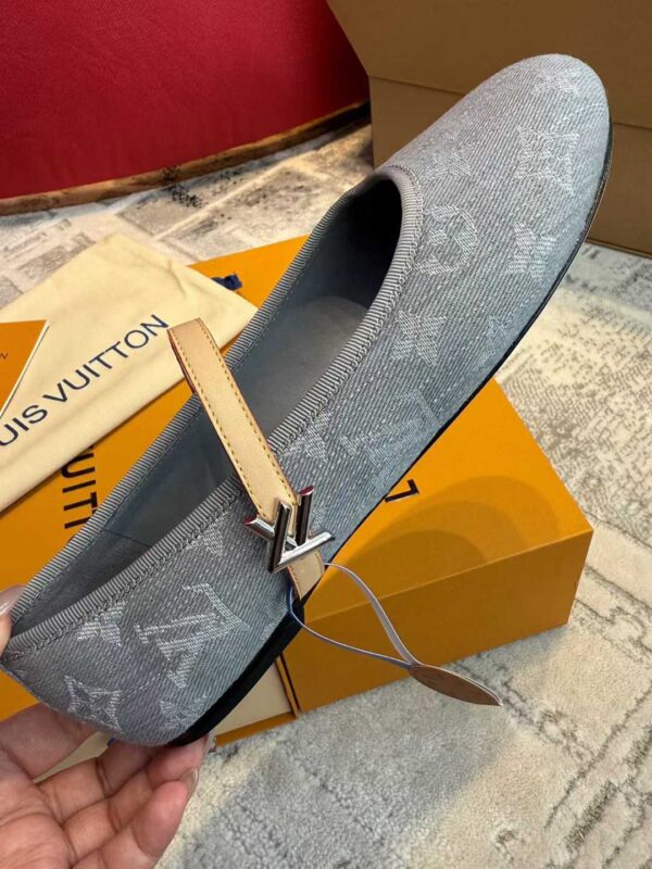 LOUIS VUITTON Flat shoes