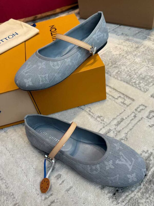 LOUIS VUITTON Flat shoes