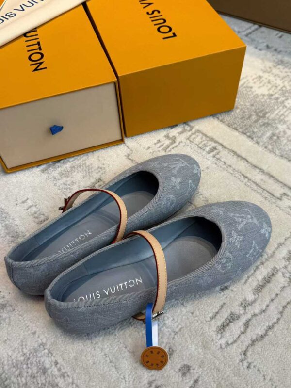 LOUIS VUITTON Flat shoes