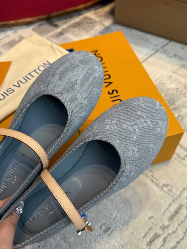 LOUIS VUITTON Flat shoes