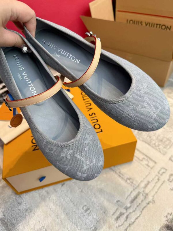 LOUIS VUITTON Flat shoes