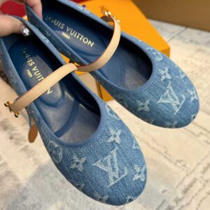 LOUIS VUITTON Flat shoes