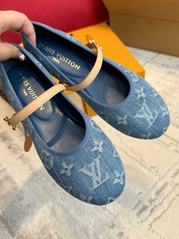 LOUIS VUITTON Flat shoes