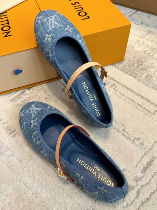 LOUIS VUITTON Flat shoes