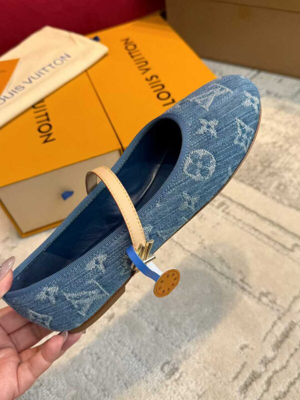 LOUIS VUITTON Flat shoes
