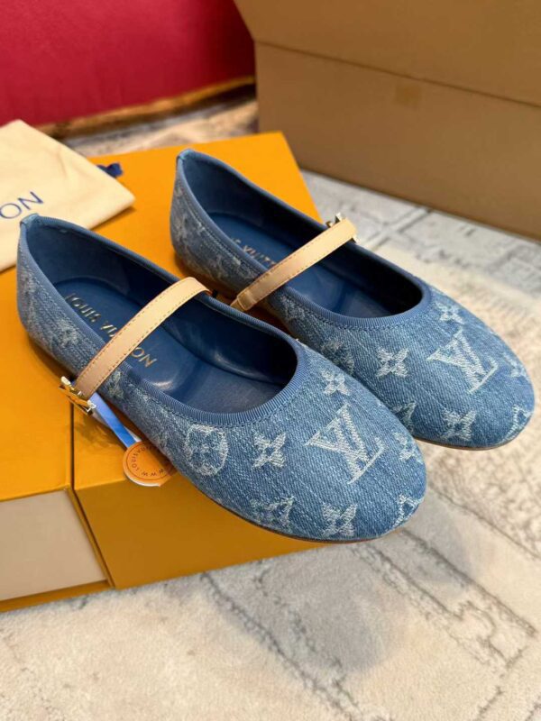 LOUIS VUITTON Flat shoes
