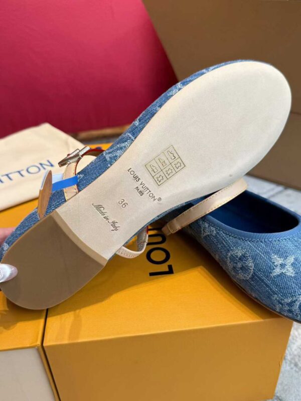 LOUIS VUITTON Flat shoes