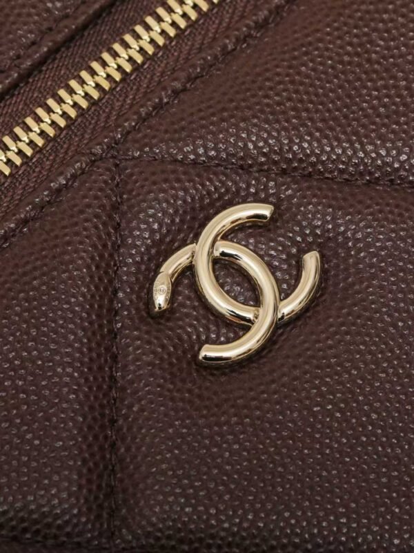 CHANEL Chain makeup bag