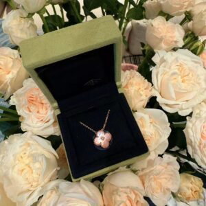 VAN CLEEF &ARPELS 25Christmas limited edition