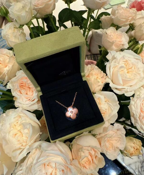 VAN CLEEF &ARPELS 25Christmas limited edition