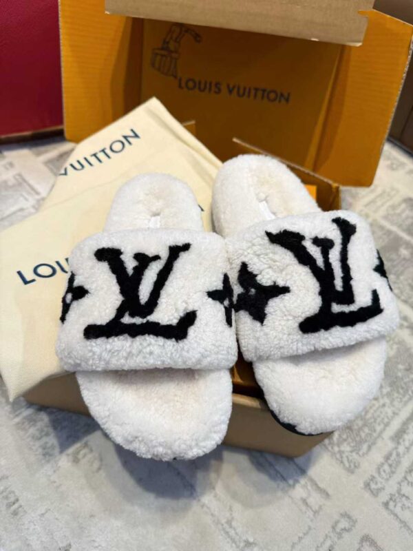 LOUIS VUITTON Wool slippers
