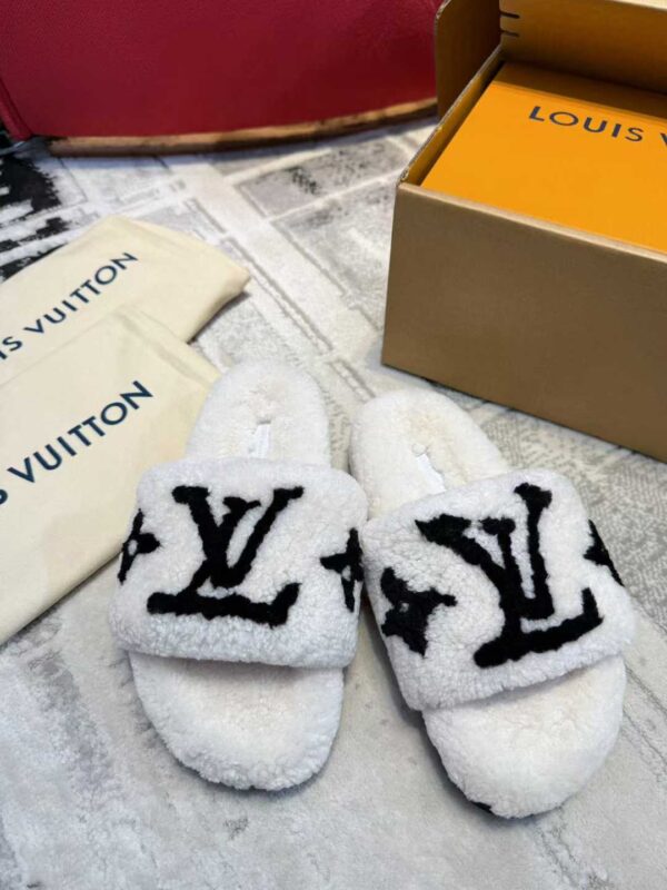 LOUIS VUITTON Wool slippers