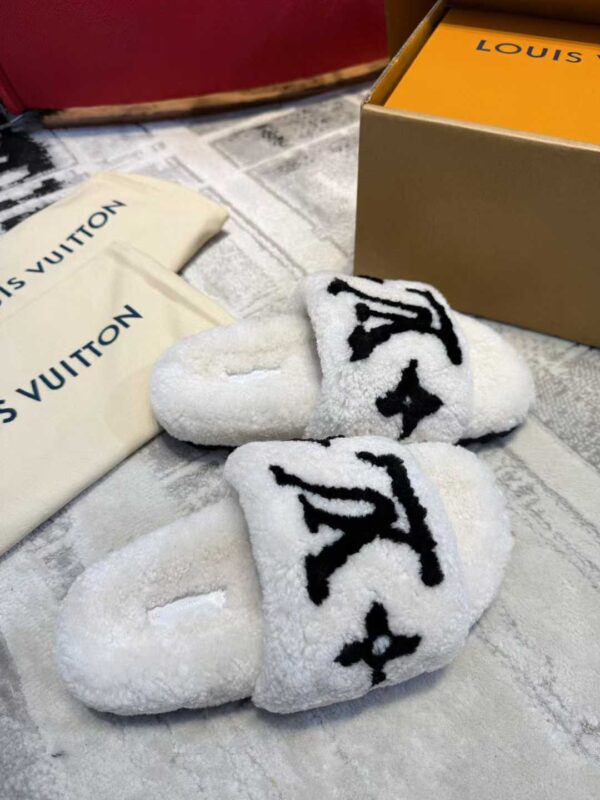 LOUIS VUITTON Wool slippers