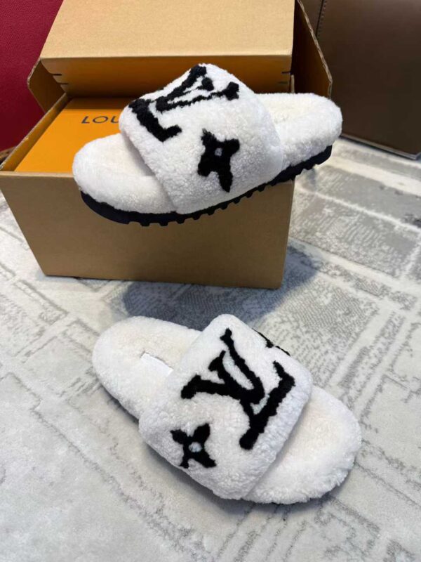 LOUIS VUITTON Wool slippers