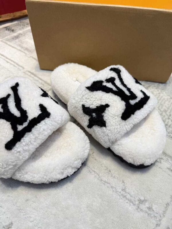 LOUIS VUITTON Wool slippers