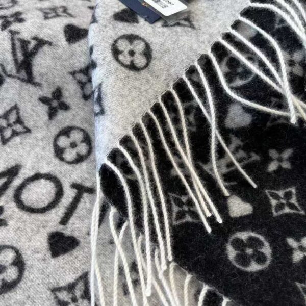 LOUIS VUITTON Scarf