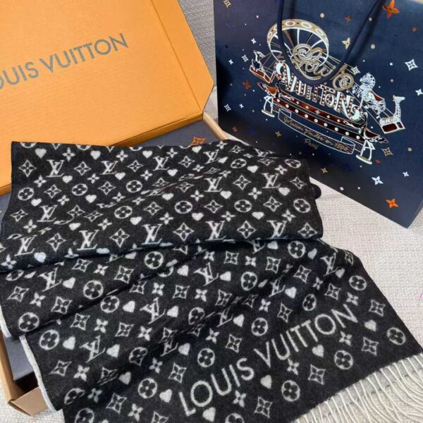 LOUIS VUITTON Scarf