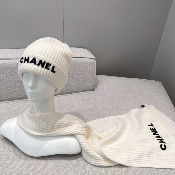 CHANEL Scarf + cold hat