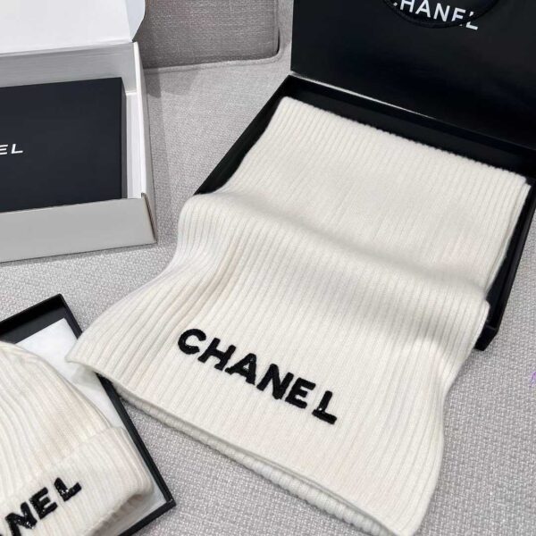 CHANEL Scarf + cold hat