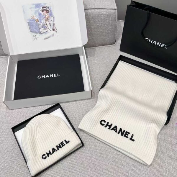 CHANEL Scarf + cold hat
