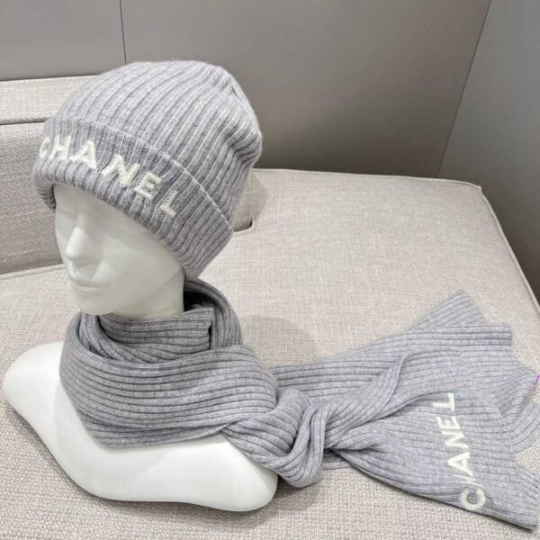 CHANEL Scarf + cold hat