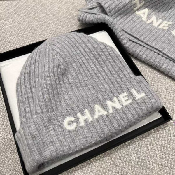 CHANEL Scarf + cold hat