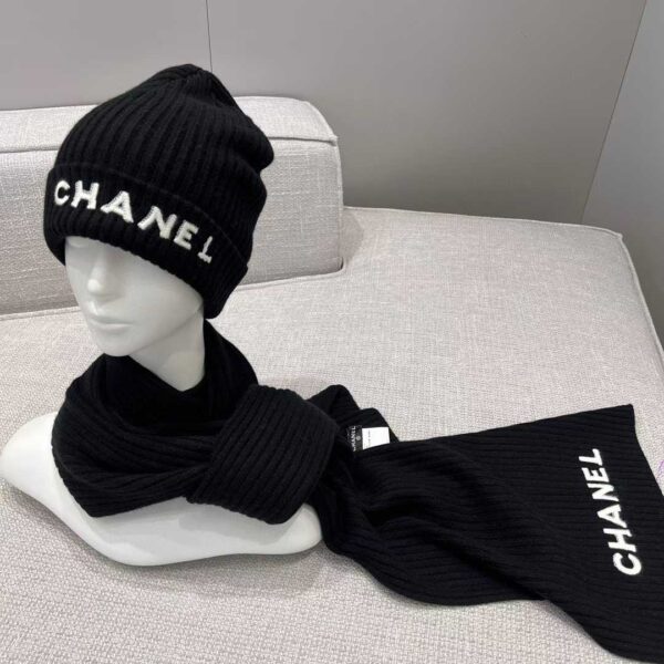 CHANEL Scarf + cold hat