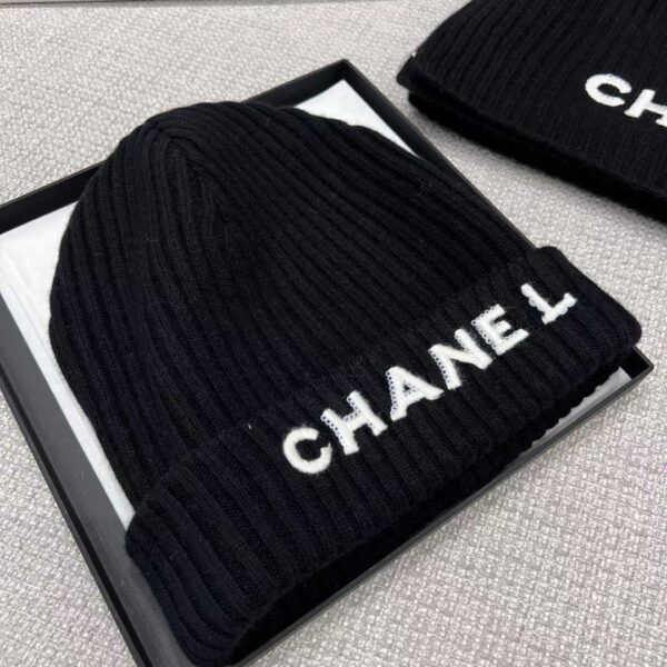 CHANEL Scarf + cold hat