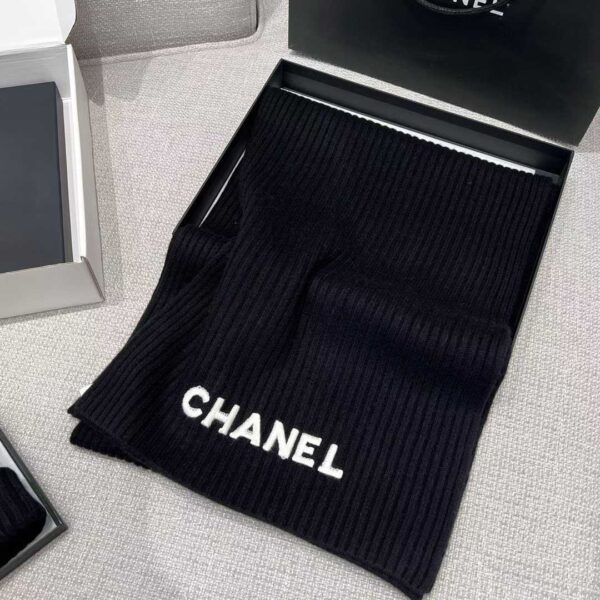 CHANEL Scarf + cold hat