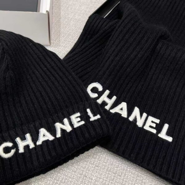 CHANEL Scarf + cold hat