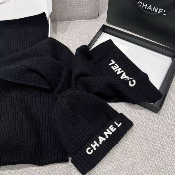 CHANEL Scarf + cold hat