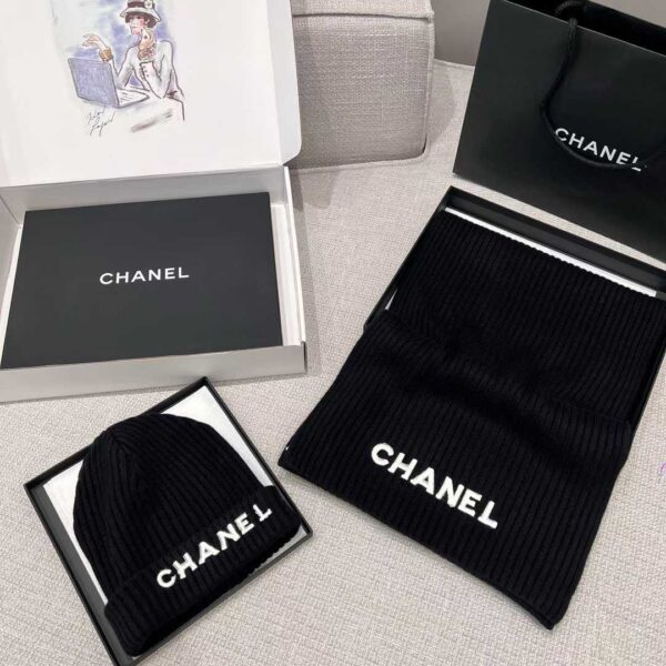 CHANEL Scarf + cold hat