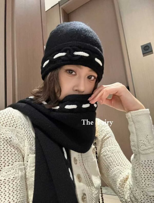 CHANEL 25A  scarf