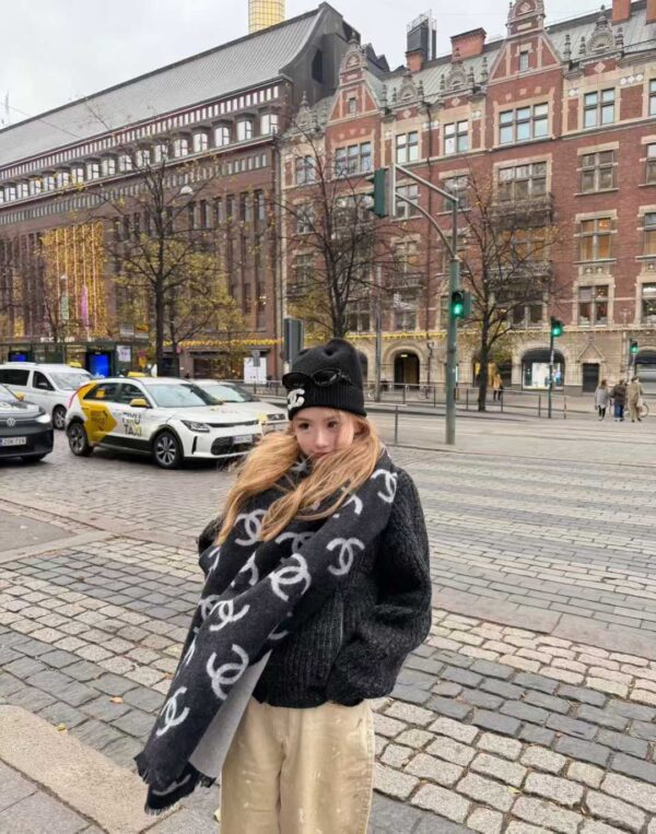 CHANEL Scarf + cold hat