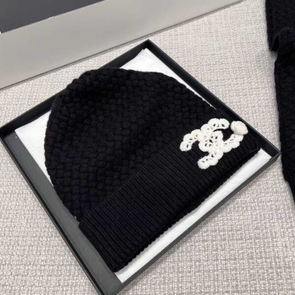 CHANEL Scarf + cold hat